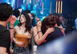 Miami Darty-life on Party Boat with a Drink