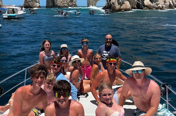 Cabo Private Yacht Tour: Arch, Snorkeling, Food and Drinks