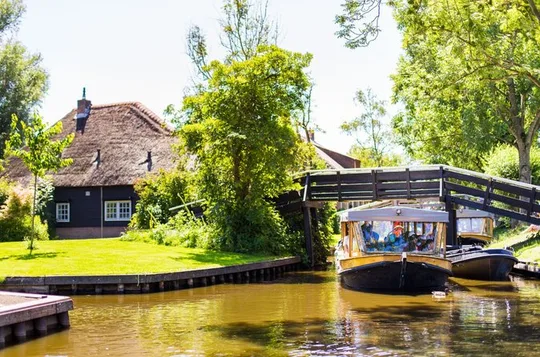Giethoorn Day Trip from Amsterdam with Boat Trip