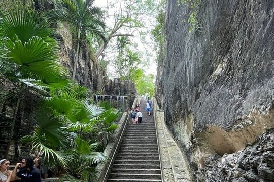 Island Tour,Beach & Lunch stop at Fish fry in Nassau Bahamas