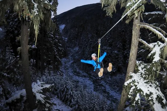Aventura de tirolesa de inverno de 2 horas no final da tarde