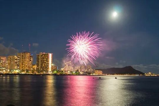 2 Hours Small Group Fireworks Night in Waikiki