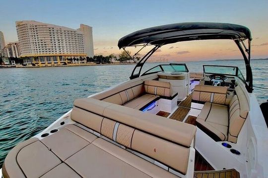 2-Hours Private Miami Boat Rental With Champagne