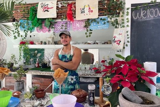 Elaboration of tortillas by hand following the Mexican tradition
