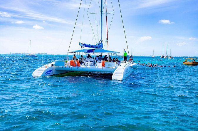 Sailing Catamaran Experience – Isla Mujeres & Open Bar