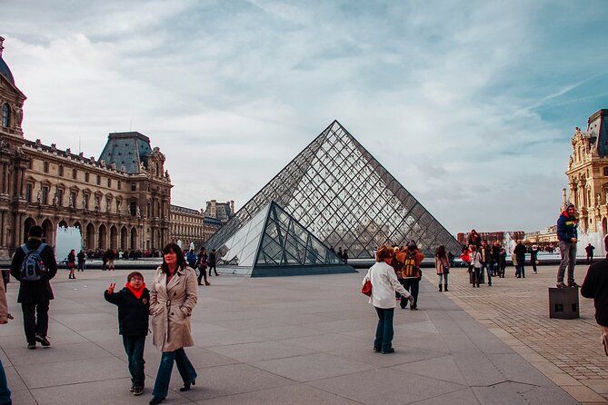 Paris Private Photoshoot Tour with Louvre and hotel Pick up and drop -5 hours
