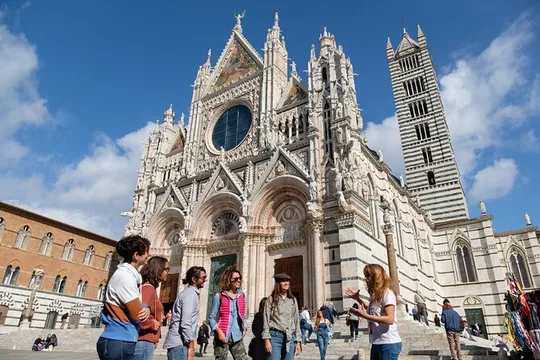 Siena Sightseeing Walking Tour with Food Tastings for Small Groups or Private