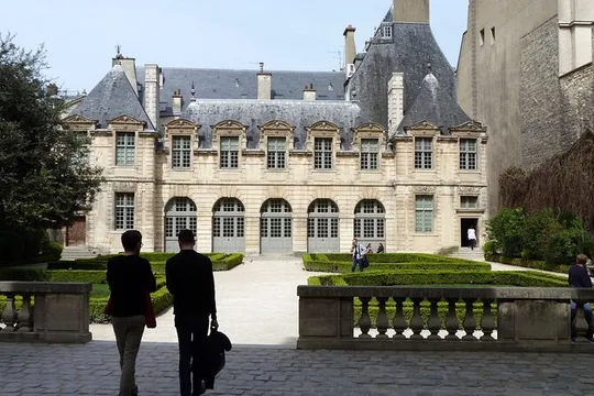 8 hours Paris city tour with Montmartre, Le Marais and Crazy horse
