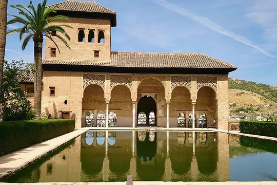 Alhambra &Charles Palace Guided Tour with Optional Nasrid Palaces
