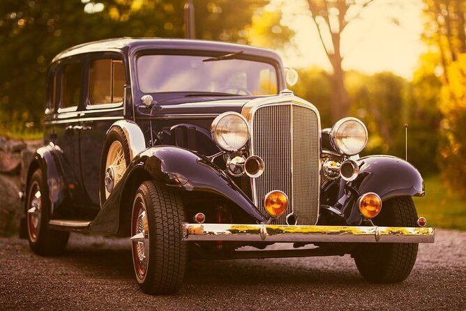 Half Day Paris Tour in Vintage Car & Moulin Rouge
