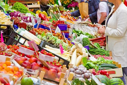 Cesarine: Market Tour & Home Cooking Class in Verona