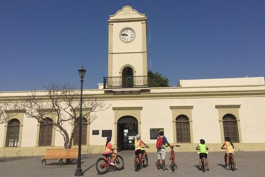 Following the bike lane, discover the main attractions of San José del Cabo
