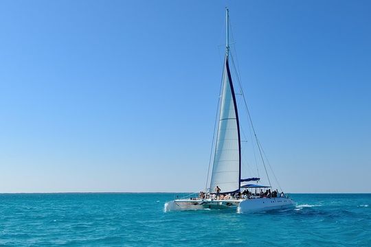 Catamaran Sailing to isla mujeres open bar included