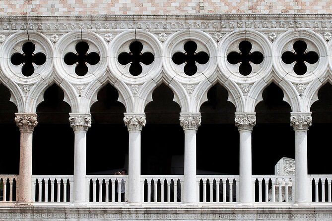 Skip-the-Line Doge's Palace Tour & Venice Gondola Ride