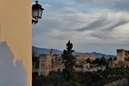 Alhambra Sunset Tour: Generalife, Alcazaba & Albaicín