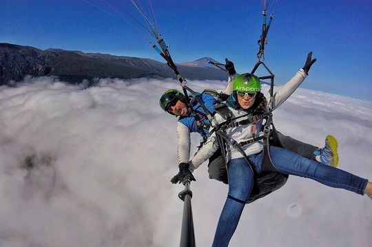 GOLD paragliding flight including videos/photos, t-shirt and a bottle of Cava