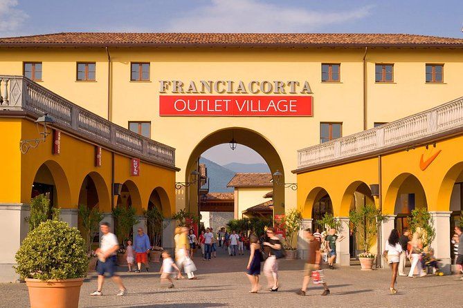 Shopping in Franciacorta Outlet: Private Transfer from Verona