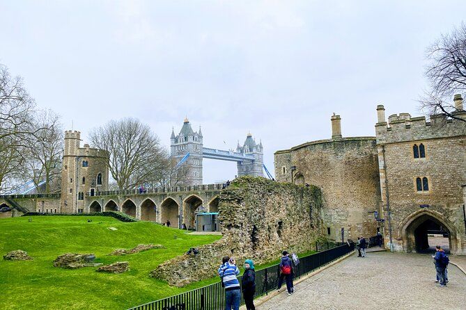 Private Guided Tour of London Highlights in Executive Vehicle