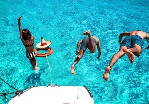 Exclusive Isla Mujeres Tour in Catamaran! Sailing from Cancun