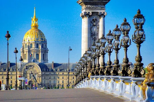 Paris 8-hours VIP Private Sightseeing and Shopping Tour in Paris