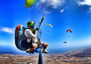 GOLD paragliding flight including videos/photos, t-shirt and a bottle of Cava