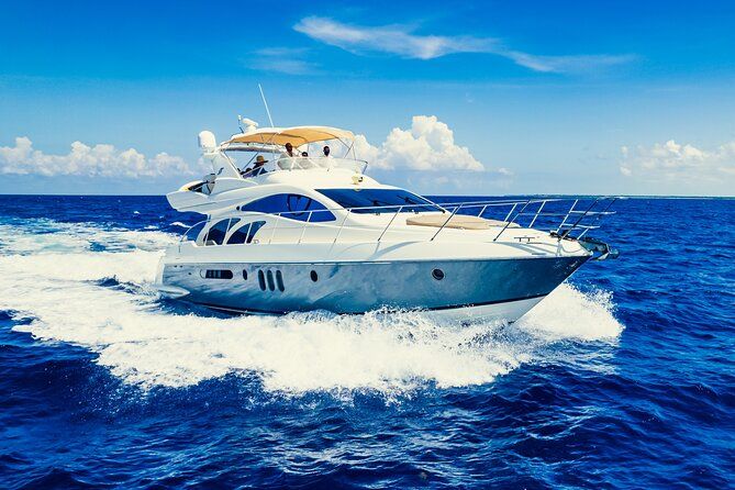 Private luxury Azimut yacht in Tulum with snacks & open bar
