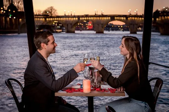 Paris 3-Courses Gourmet Dinner Seine River Cruise with Champagne