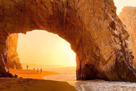 Luxury Cruise with Dinner and Music in Los Cabos