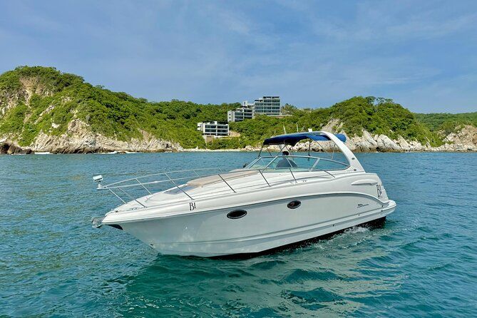 Deluxe yacht to the bays with drinks.