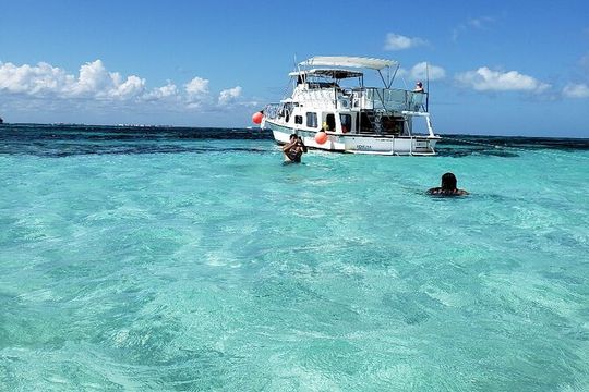 Isla Mujeres Full Day Tour on Yacht with Snorkel and Buffet