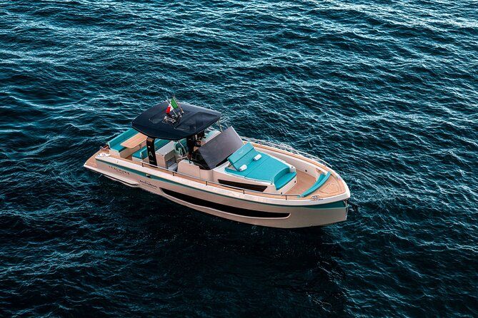 Capri: discover the beauties of the island aboard a Luxury Boat