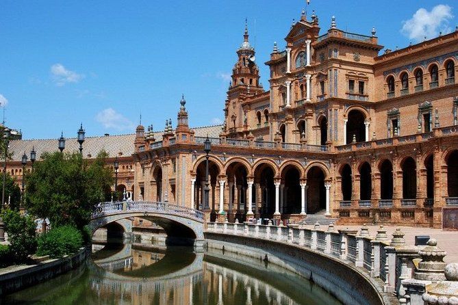 Alcazar, Cathedral, Santa Cruz Quarter, Bullring and River Cruise Tour in Seville