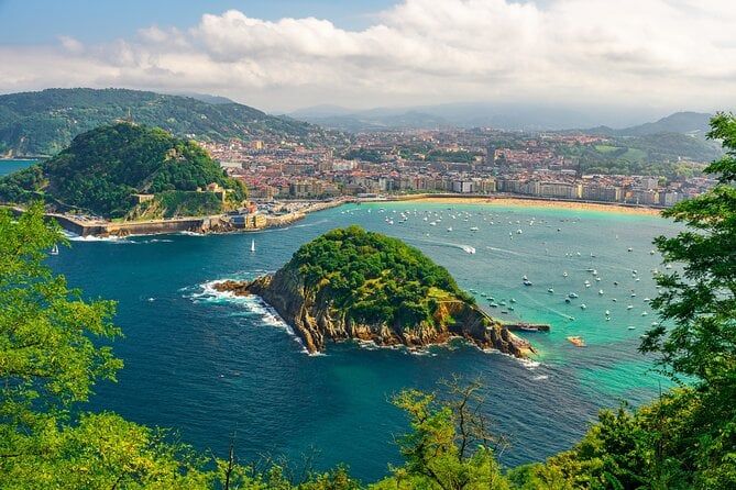 Private transfer: Barcelona to San Sebastian, 2h Stop in Pamplona