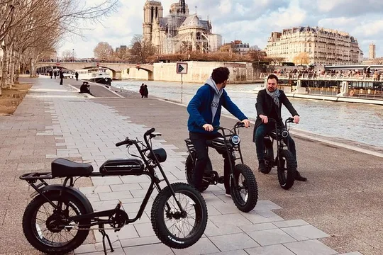 Private Paris electric bike tour with video