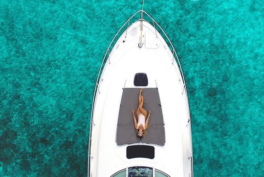 5-Hour Private 40' Yacht 2-Stop Tour to In-Ha reef with Food, Drinks & Snorkel