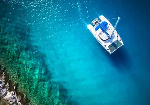 Live this unique experience. Catamaran to Isla Mujeres Tour. Open Bar included.