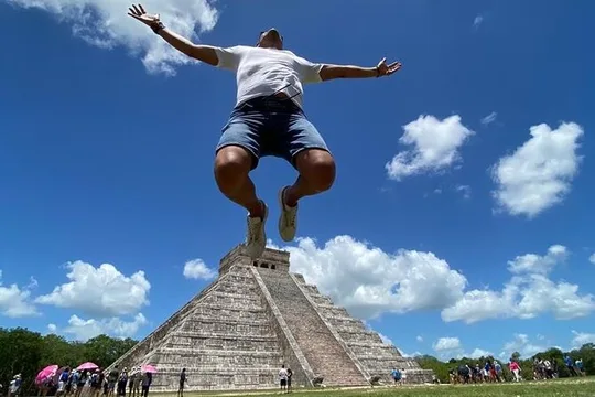Full Day Private Tour to Chichen Itza Early Access with 2 Cenotes