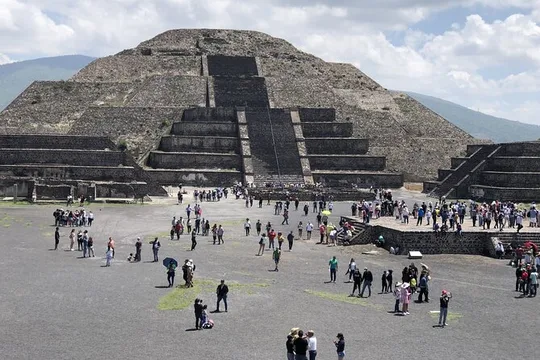 Teotihuacan Piramids and Shrine of Guadalupe without Lunch from Mexico City