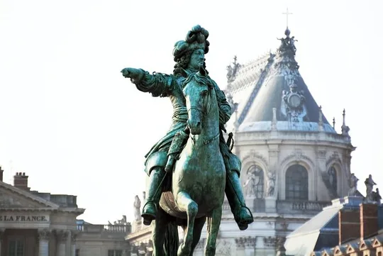 8-Hour Paris Private Vintage Car Tour with Versailles and hotel pick up drop