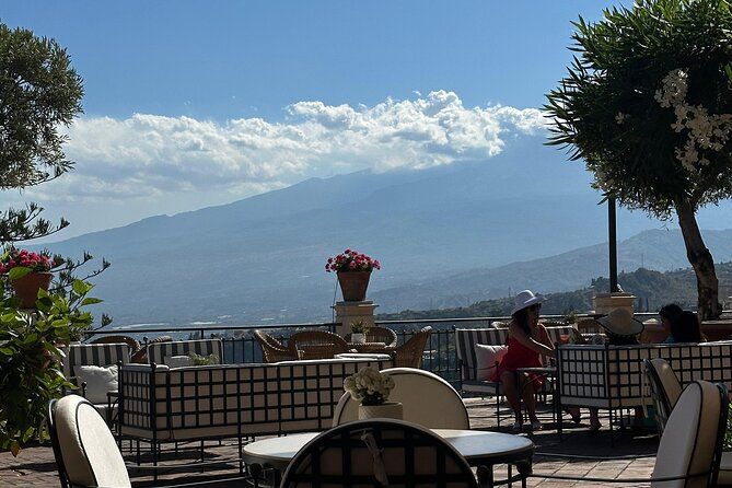 Taormina Sunset Walking Tour with Wine, Pizza and Cannoli