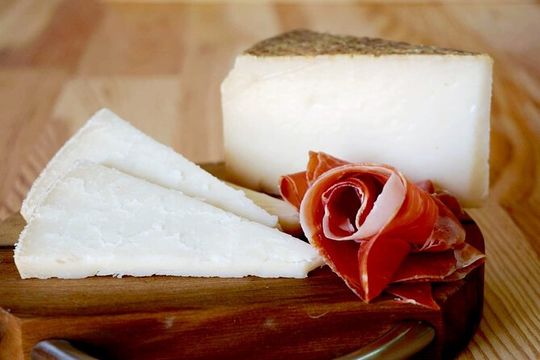 Guided Tour Montesdeoca Cheese Factory - Cheese and Wine Tasting