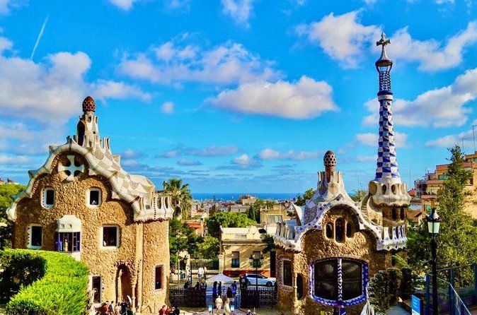 Barcelona: Park Güell Guided Tour & Tickets with Fast-Track Entry