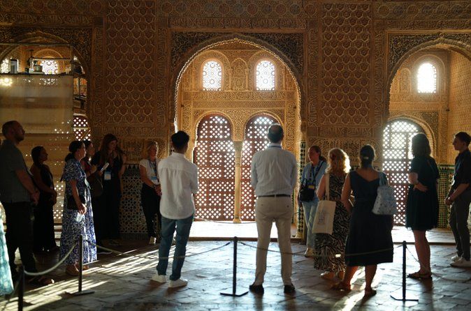Alhambra &Charles Palace Guided Tour with Optional Nasrid Palaces