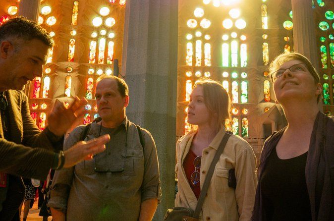 Sagrada Familia Golden Hour & La Pedrera Small Group Tour & Cava