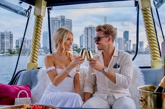 Luxury Private Gondola Cruise in Surfers Paradise with Wine