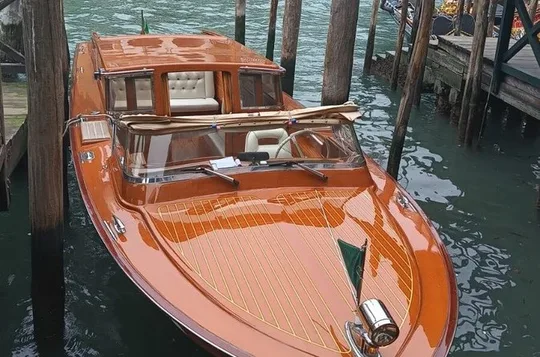 4-hour private tour: Murano and Burano by private boat