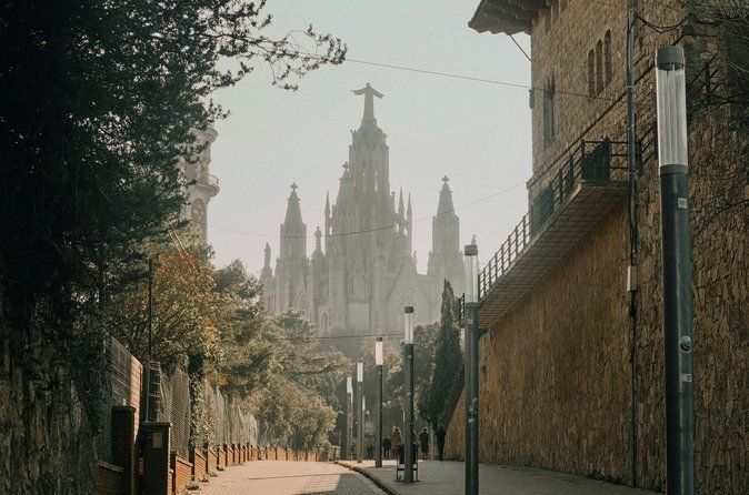Private Barcelona and Sagrada Familia Tour with Hotel Pick-up