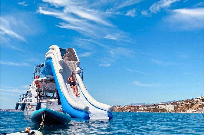 Excursión en barco con snorkel, tobogán, almuerzo y recogida.