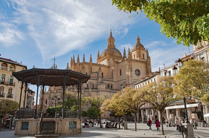 Madrid: Segovia + Ávila Tour with monuments and Gastronomic Lunch