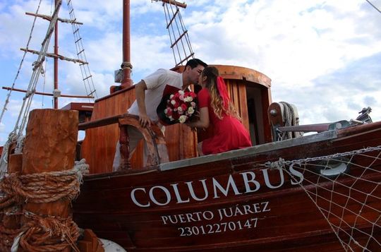 Couples Night Romantic Sunset in Lagoon & Live Music from Cancun